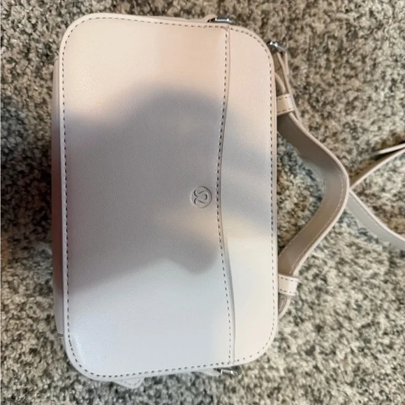 LIKE NEW lululemon Cashew Camera Crossbody Bag - Picture 4 of 9